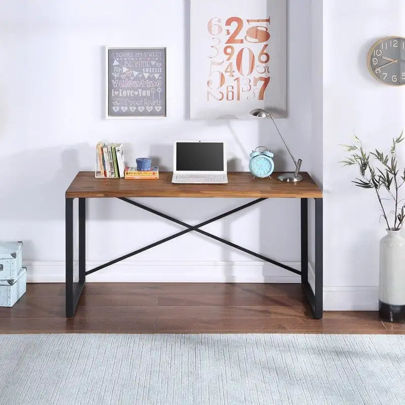 Bureau individuel en bois brun avec bordure naturelle